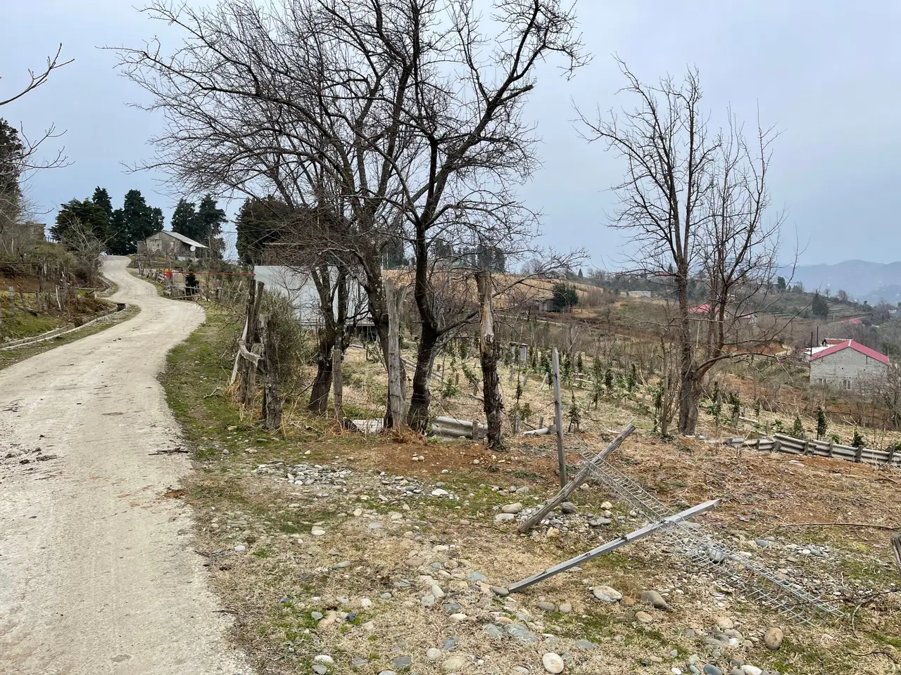 На продаже участок в 15 км-ах от города Батуми и от побережья Черного моря прекрасным видом на горные пейзажи у маленькой реки.