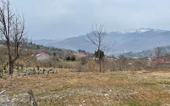 На продаже участок в 15 км-ах от города Батуми и от побережья Черного моря прекрасным видом на горные пейзажи у маленькой реки.