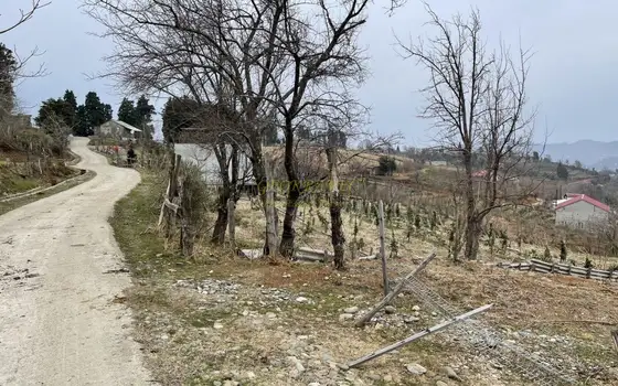 На продаже участок в 15 км-ах от города Батуми и от побережья Черного моря прекрасным видом на горные пейзажи у маленькой реки.