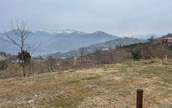 На продаже участок в 15 км-ах от города Батуми и от побережья Черного моря прекрасным видом на горные пейзажи у маленькой реки.