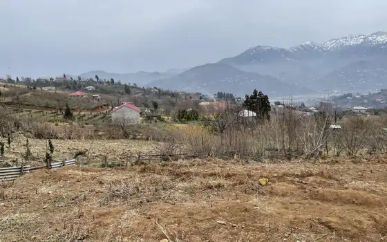 На продаже участок в 15 км-ах от города Батуми и от побережья Черного моря прекрасным видом на горные пейзажи у маленькой реки.