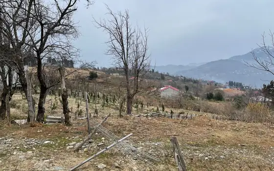 На продаже участок в 15 км-ах от города Батуми и от побережья Черного моря прекрасным видом на горные пейзажи у маленькой реки.