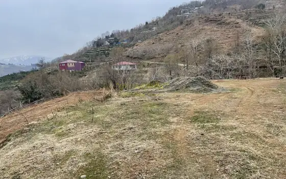 На продаже участок в 15 км-ах от города Батуми и от побережья Черного моря прекрасным видом на горные пейзажи у маленькой реки.