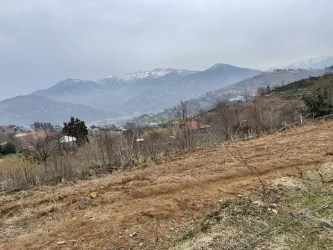 На продаже участок в 15 км-ах от города Батуми и от побережья Черного моря прекрасным видом на горные пейзажи у маленькой реки.