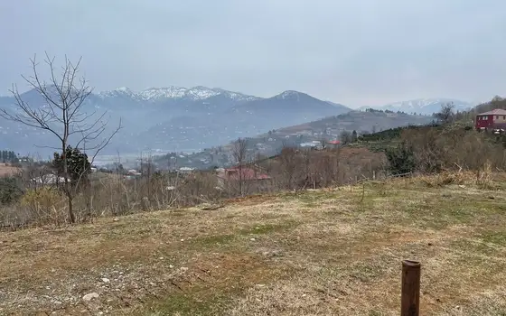 На продаже участок в 15 км-ах от города Батуми и от побережья Черного моря прекрасным видом на горные пейзажи у маленькой реки.