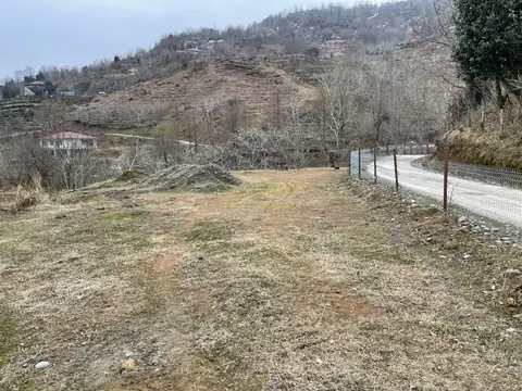 На продаже участок в 15 км-ах от города Батуми и от побережья Черного моря прекрасным видом на горные пейзажи у маленькой реки.