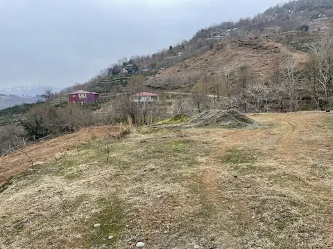 На продаже участок в 15 км-ах от города Батуми и от побережья Черного моря прекрасным видом на горные пейзажи у маленькой реки.