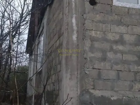 Продается частный дом с земельным участком в Натанеби.
