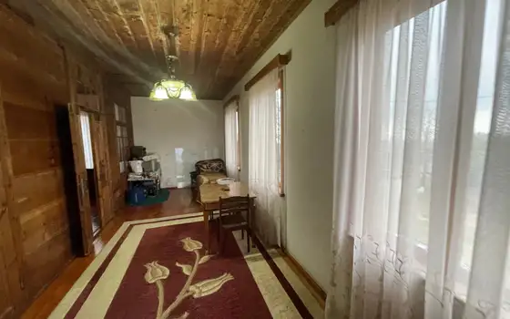 Продается частный дом с прекрасным видом на горы в тихом районе.