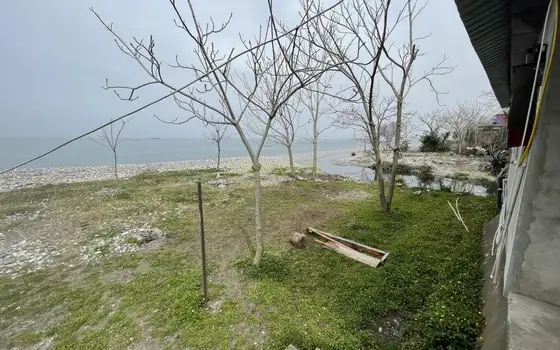 Частный дом у морских волн.
