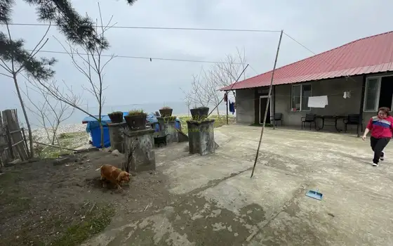 Частный дом у морских волн.