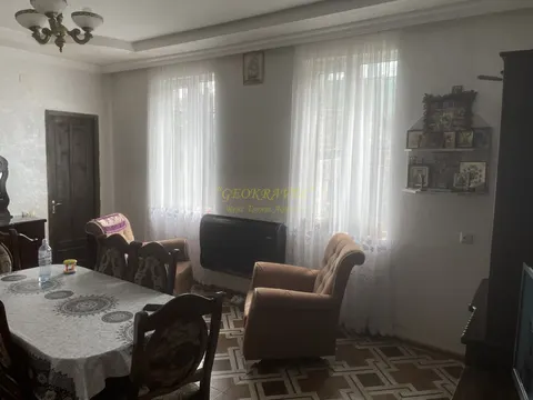 Частный дом у морских волн.