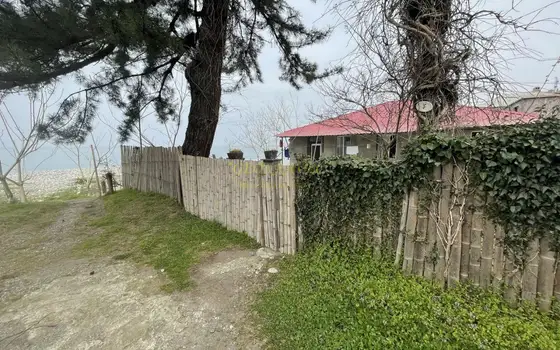 Частный дом у морских волн.