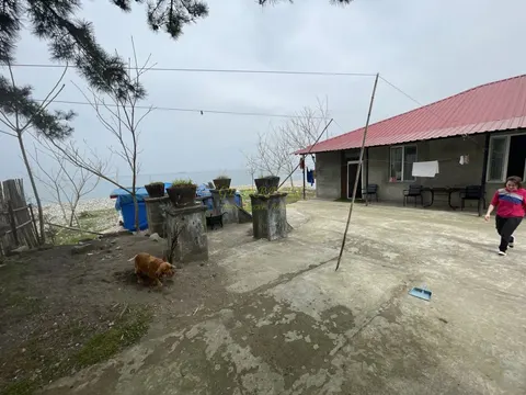 Частный дом у морских волн.