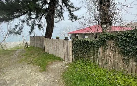 Частный дом у морских волн.