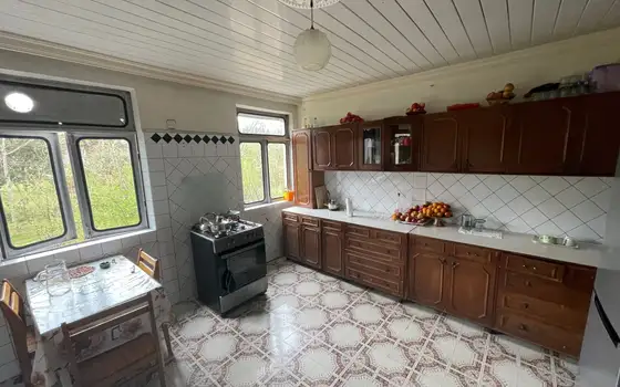 Частный дом с участком земли в километре от моря в Букнари.