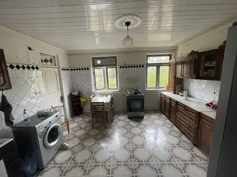 Частный дом с участком земли в километре от моря в Букнари.