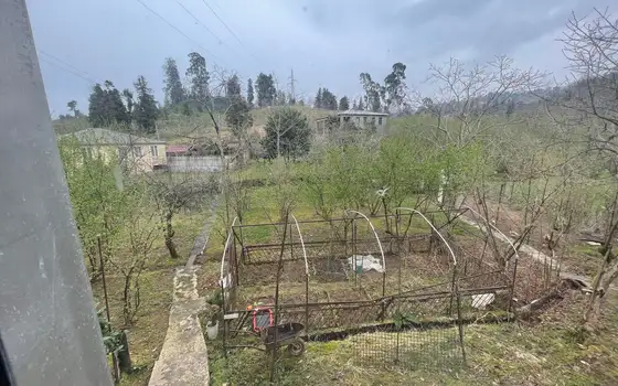 Частный дом с участком земли в километре от моря в Букнари.
