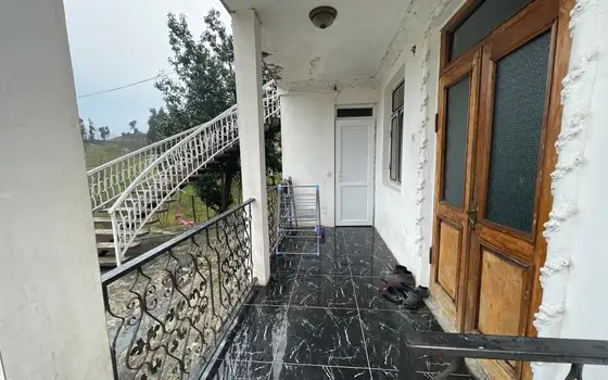 Частный дом с участком земли в километре от моря в Букнари.