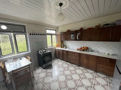 Частный дом с участком земли в километре от моря в Букнари.