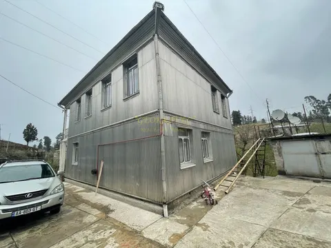 Частный дом с участком земли в километре от моря в Букнари.
