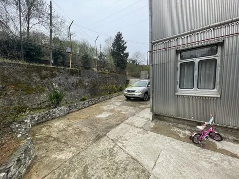 Частный дом с участком земли в километре от моря в Букнари.