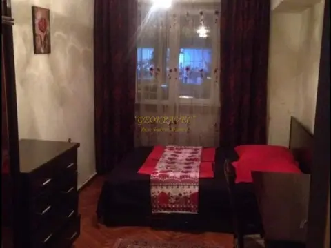 Продается квартира на первом этаже, можно использовать как коммерческое помещение.