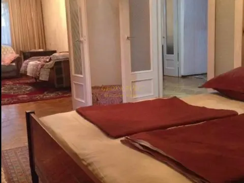 Продается квартира на первом этаже, можно использовать как коммерческое помещение.