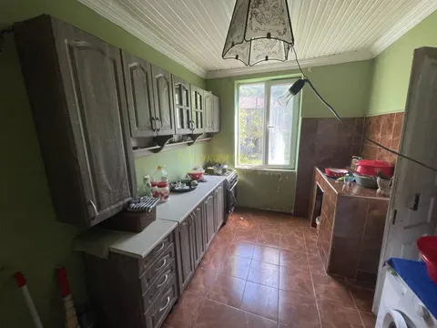 Продается частный дом в тихом и спокойном месте с видом на горы.