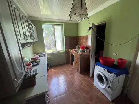 Продается частный дом в тихом и спокойном месте с видом на горы.