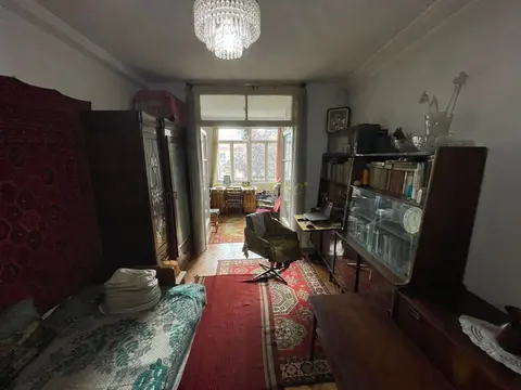Квартира с подвалом и гаражом, недалеко от центра на многолюдной улице