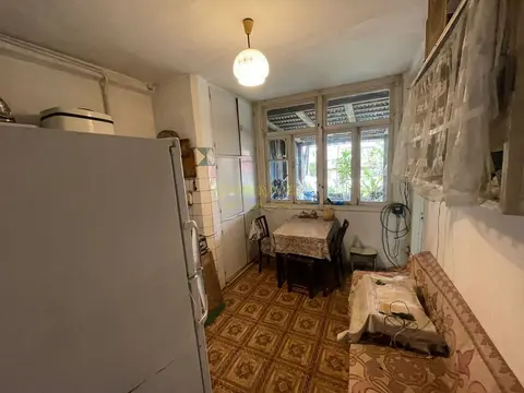 Квартира с подвалом и гаражом, недалеко от центра на многолюдной улице