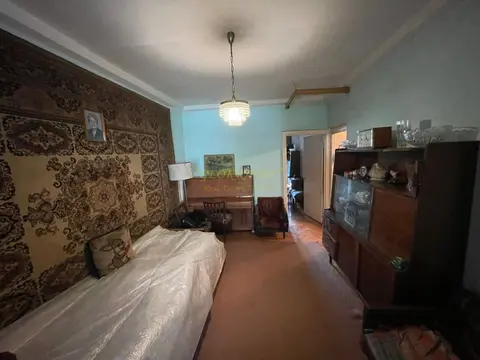 Квартира с подвалом и гаражом, недалеко от центра на многолюдной улице