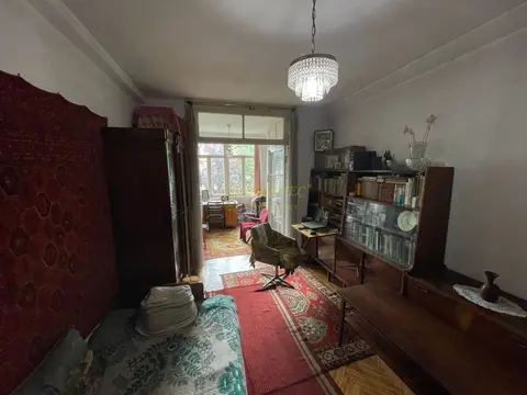 Квартира с подвалом и гаражом, недалеко от центра на многолюдной улице