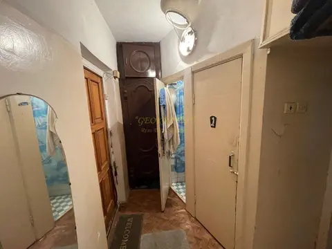 Квартира с подвалом и гаражом, недалеко от центра на многолюдной улице