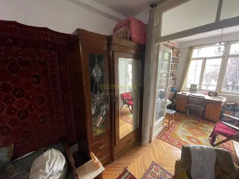 Квартира с подвалом и гаражом, недалеко от центра на многолюдной улице