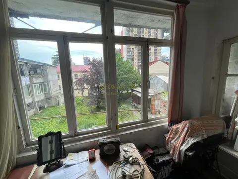Квартира с подвалом и гаражом, недалеко от центра на многолюдной улице