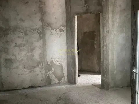 Квартира в состоянии черный каркас с большой террасой, на верхнем этаже