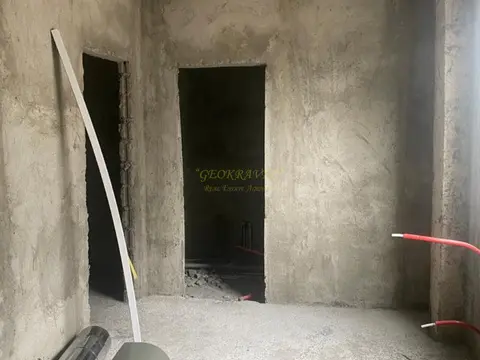 Квартира в состоянии черный каркас с большой террасой, на верхнем этаже