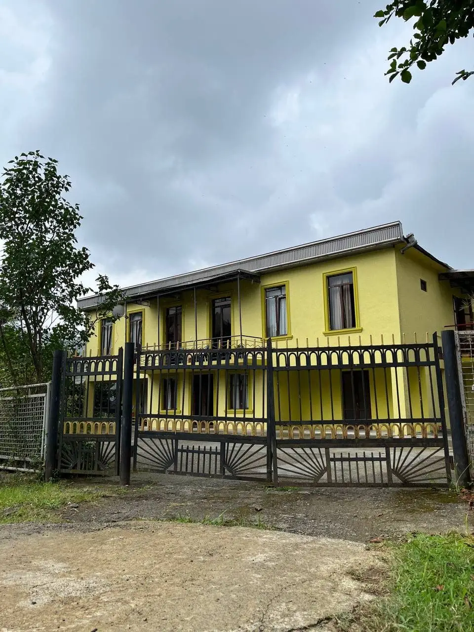 В муниципалитете Кобулети, в 4 -ех км-ов от центра, 90 м над уровнем моря. В красивом поселке,продается двухэтажный дом , со всеми удобствами.