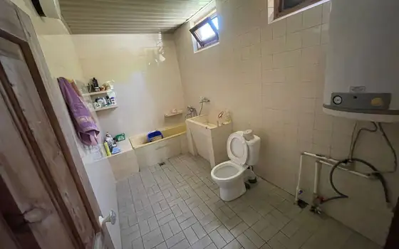 В муниципалитете Кобулети,    в 4 -ех км-ов от центра,  90 м над уровнем моря. В красивом поселке,продается двухэтажный дом , со всеми  удобствами.
