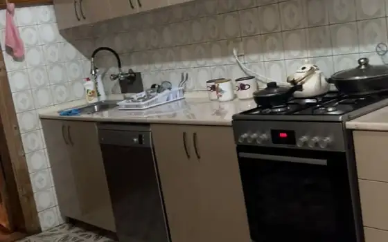 В муниципалитете Кобулети,    в 4 -ех км-ов от центра,  90 м над уровнем моря. В красивом поселке,продается двухэтажный дом , со всеми  удобствами.