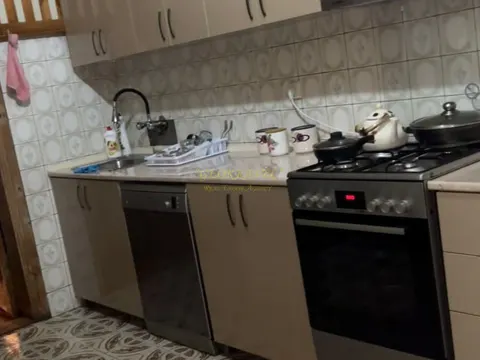 В муниципалитете Кобулети,    в 4 -ех км-ов от центра,  90 м над уровнем моря. В красивом поселке,продается двухэтажный дом , со всеми  удобствами.