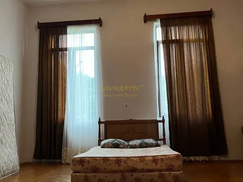 В муниципалитете Кобулети,    в 4 -ех км-ов от центра,  90 м над уровнем моря. В красивом поселке,продается двухэтажный дом , со всеми  удобствами.