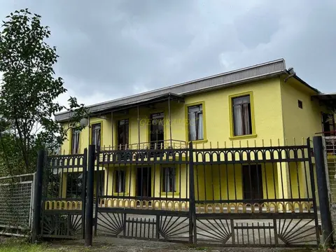 В муниципалитете Кобулети,    в 4 -ех км-ов от центра,  90 м над уровнем моря. В красивом поселке,продается двухэтажный дом , со всеми  удобствами. - სურათი 1