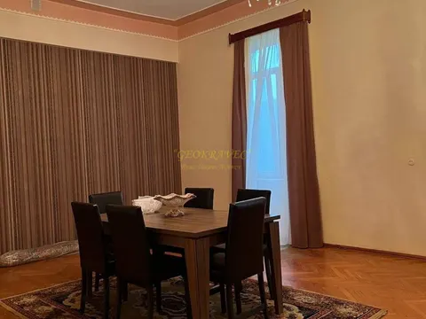 В муниципалитете Кобулети,    в 4 -ех км-ов от центра,  90 м над уровнем моря. В красивом поселке,продается двухэтажный дом , со всеми  удобствами.