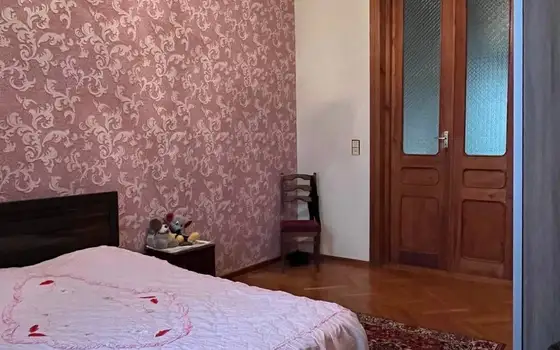 В муниципалитете Кобулети,    в 4 -ех км-ов от центра,  90 м над уровнем моря. В красивом поселке,продается двухэтажный дом , со всеми  удобствами.