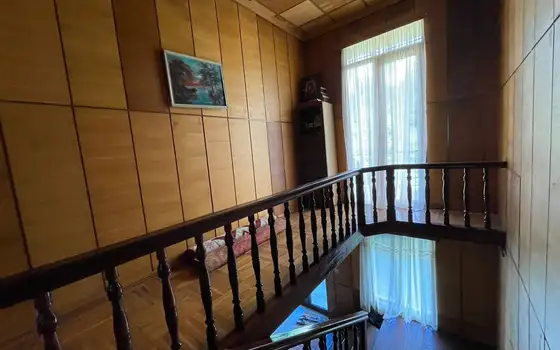 В муниципалитете Кобулети,    в 4 -ех км-ов от центра,  90 м над уровнем моря. В красивом поселке,продается двухэтажный дом , со всеми  удобствами.