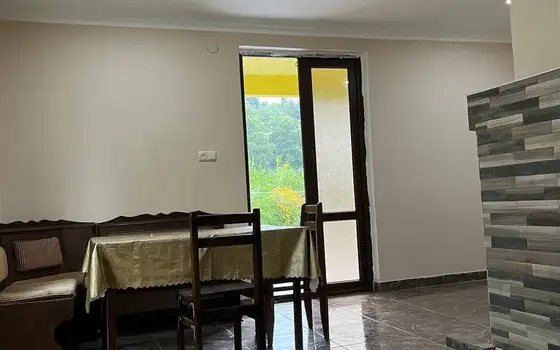 В муниципалитете Кобулети,    в 4 -ех км-ов от центра,  90 м над уровнем моря. В красивом поселке,продается двухэтажный дом , со всеми  удобствами.