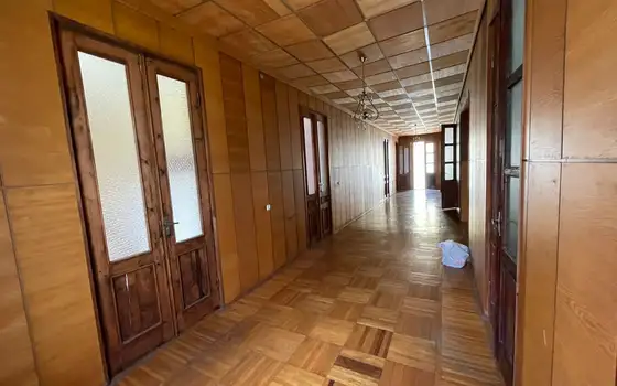 В муниципалитете Кобулети,    в 4 -ех км-ов от центра,  90 м над уровнем моря. В красивом поселке,продается двухэтажный дом , со всеми  удобствами.